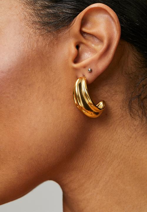 Zoe on Trend - Modern twisted hoop earrings  - gold