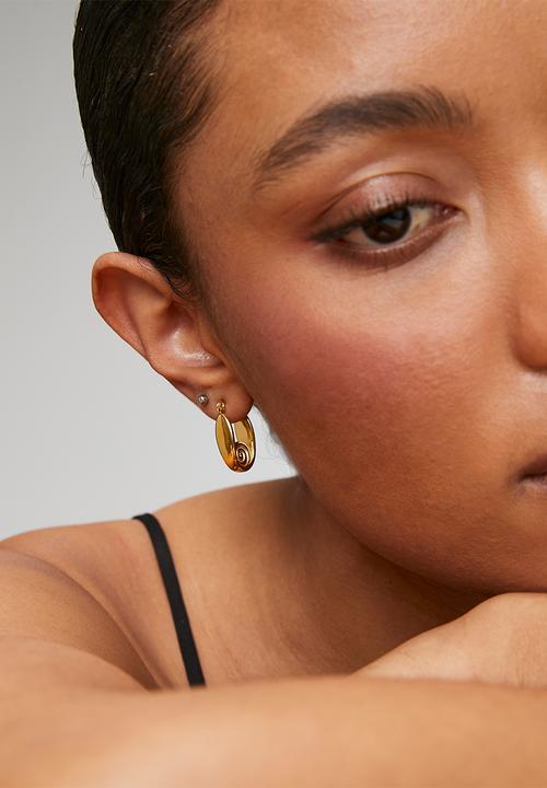 Zoe on Trend - Funky hoop earrings - gold