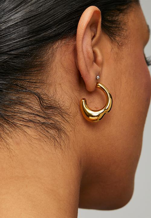 Zoe on Trend - Stylish organic hoop earrings  - gold