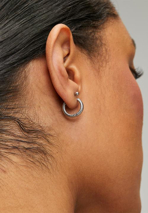Zoe on Trend - Ribbed hoop earrings  - silver