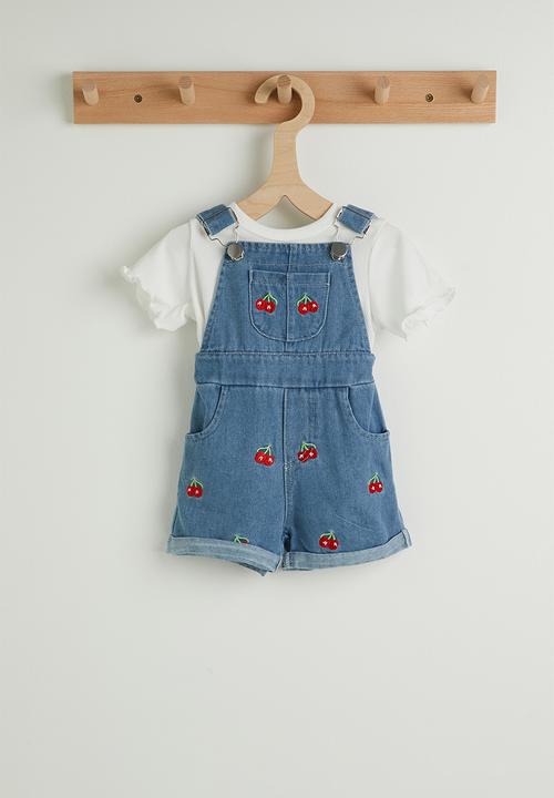 Pop Candy - Tee with cherry embroidered dungarees - white/blue