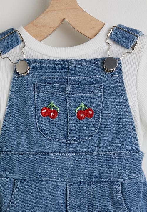 Pop Candy - Tee with cherry embroidered dungarees - white/blue