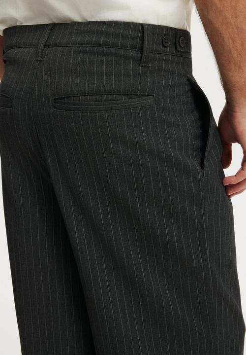 Cotton On - Super Baggy Pleated Pant - Dark Charcoal Pinstripe
