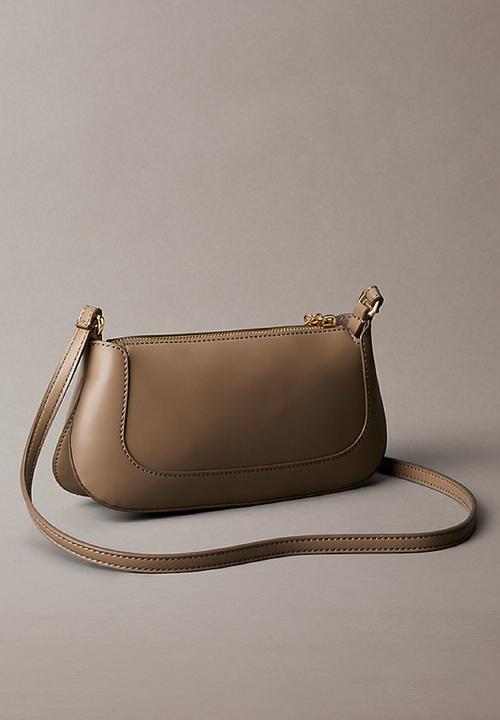 Calvin Klein - Hardware zip crossbody- desert taupe