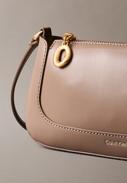 Calvin Klein - Hardware zip crossbody- desert taupe