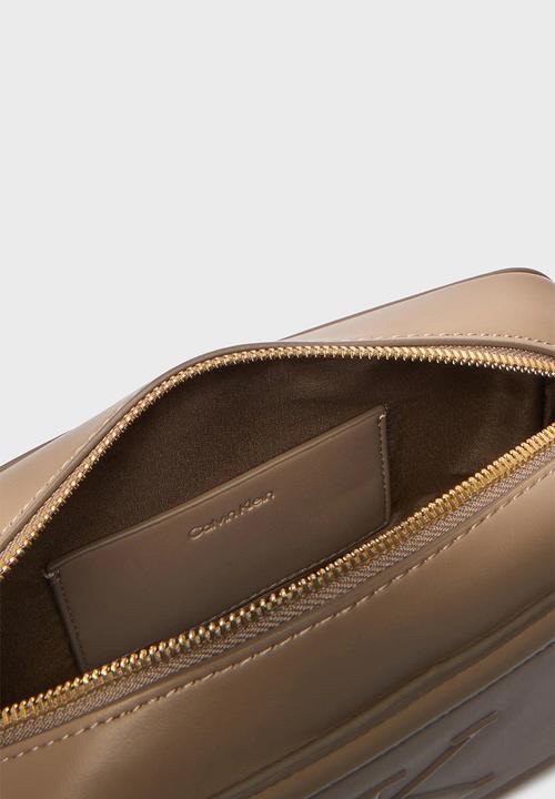Calvin Klein - Bold ck camera bag- desert taupe