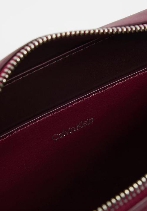 Calvin Klein - Foil logo elongated camera bag- alluring pink