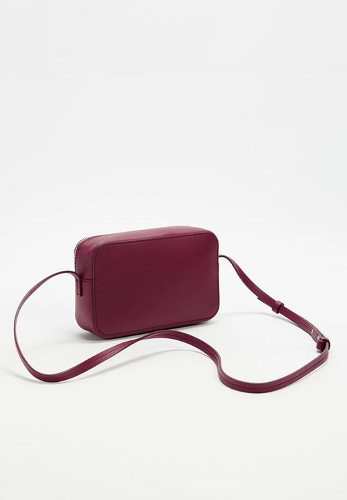 Calvin Klein - Foil logo elongated camera bag- alluring pink