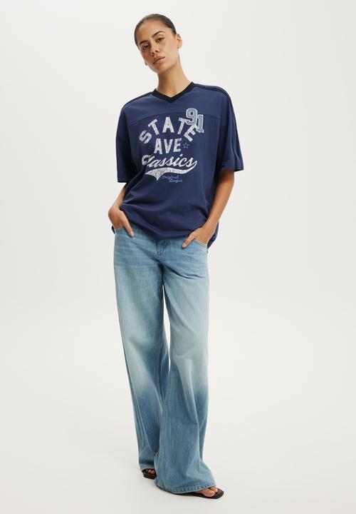 Cotton On - V Neck Oversized Graphic Tee - Beckley Ave Classics/Moonlight Indigo