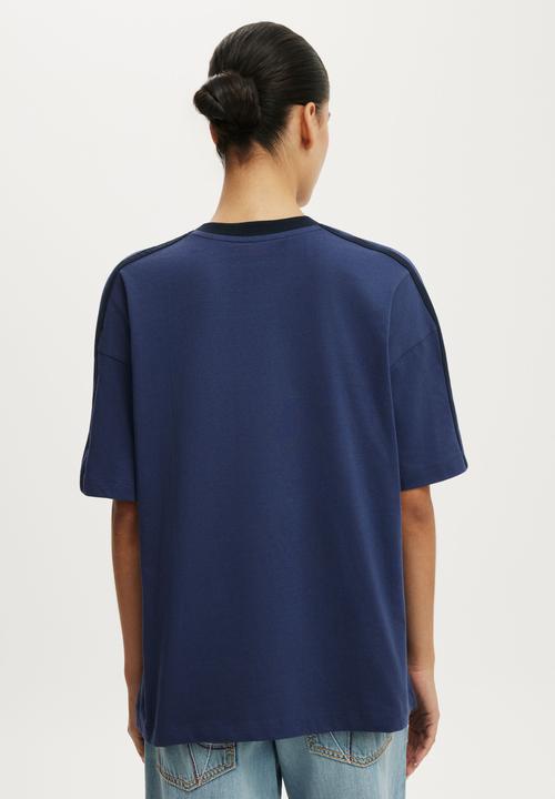 Cotton On - V Neck Oversized Graphic Tee - Beckley Ave Classics/Moonlight Indigo