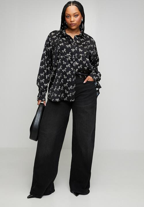 Me&B - Plus Printed Shirt in Horse Novelty - Black