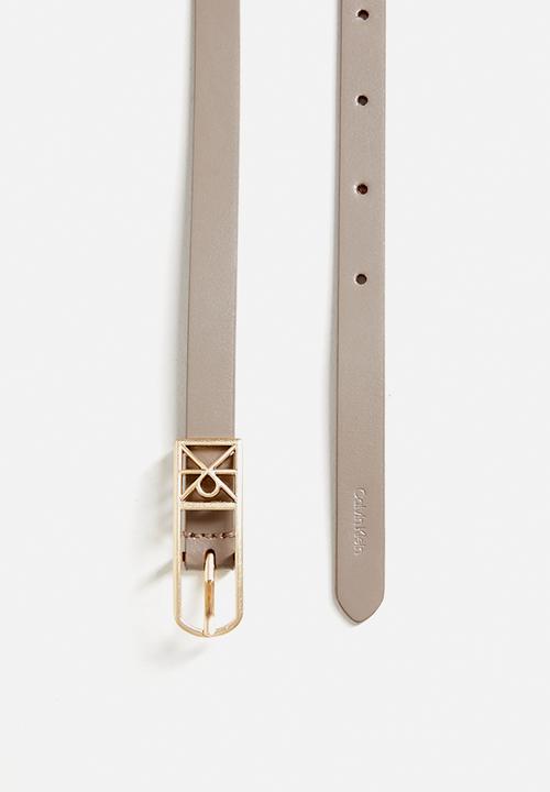 Calvin Klein - Emblem elongated buckle - desert taupe