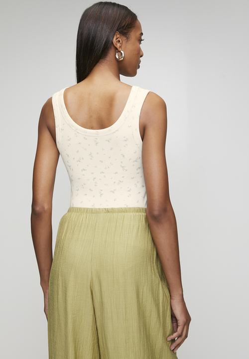 New Look - Floral wide trim scoop vest - white