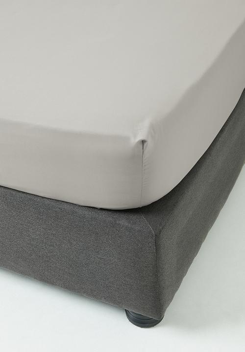 Sixth Floor - Recycled microfibre fitted sheet Greige