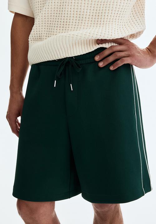 H&M - Relaxed fit shorts - green/white