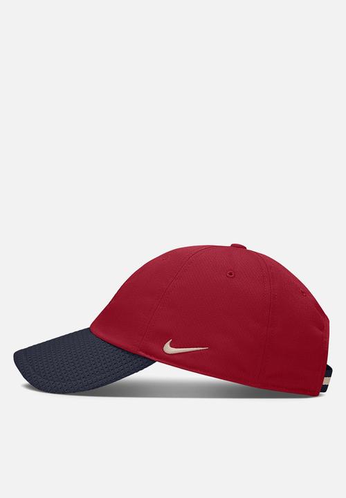 Nike - U Nk Club Cap Us Knit 26 - Tough Red/Obsidian/Sanddrift