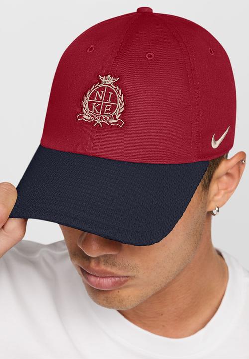Nike - U Nk Club Cap Us Knit 26 - Tough Red/Obsidian/Sanddrift