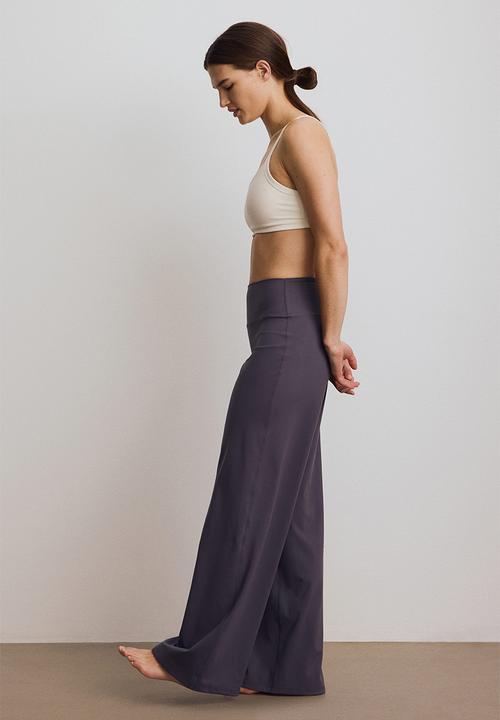 H&M - Wide sports leggings with softmove - dark clay grey