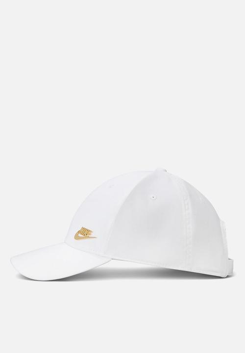 Nike - Nike Dri-Fit Clubstructured Metal Logo Cap - White/Metallic Gold