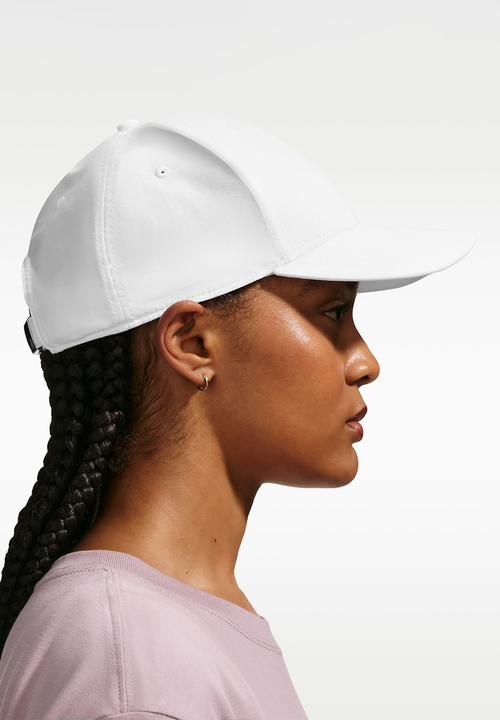 Nike - Nike Dri-Fit Clubstructured Metal Logo Cap - White/Metallic Gold