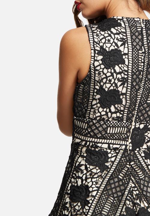 Missguided - Lace plunge skater dress