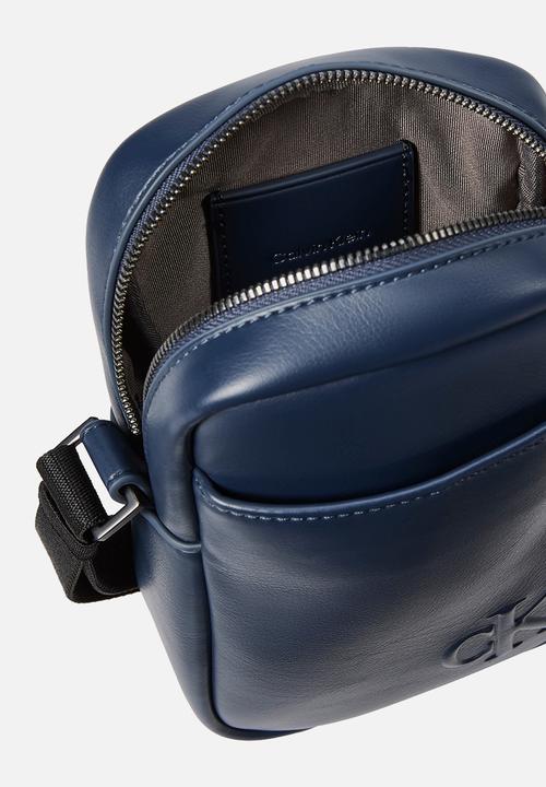 Calvin Klein - Bold Ck Slim Reporter - Blue