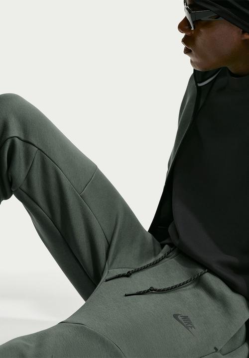 Nike - Tech Fleece Jogger - Camo Green/Black