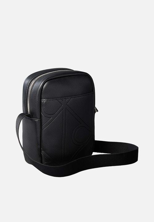 Calvin Klein - Emblem Aop Emboss Slim Reporter - Black
