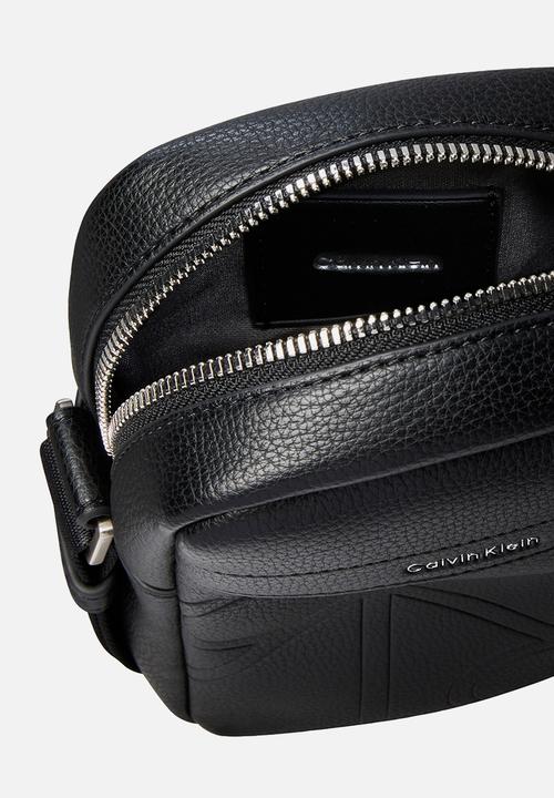 Calvin Klein - Emblem Aop Emboss Slim Reporter - Black