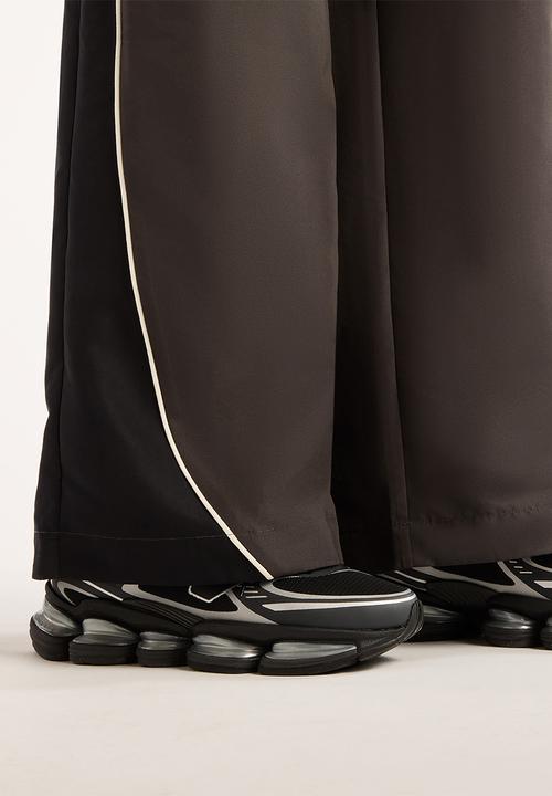 New Balance  - New Balance Trackside Pant - Black Cement