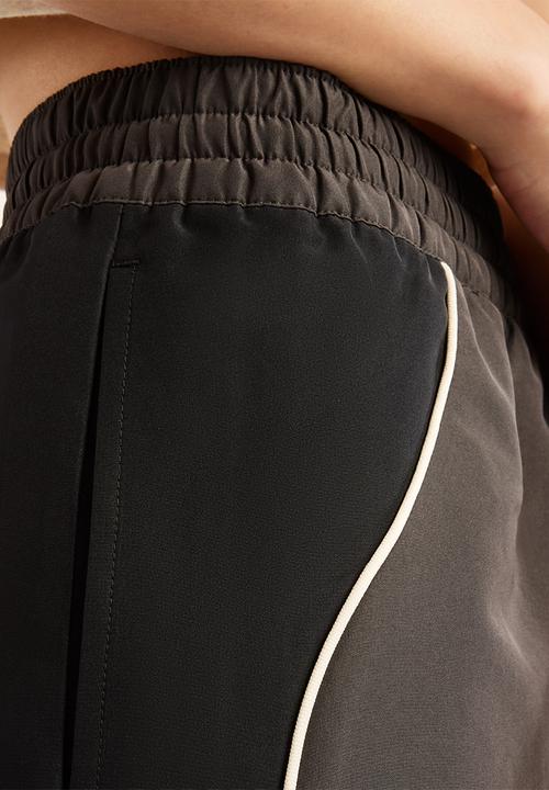 New Balance  - New Balance Trackside Pant - Black Cement