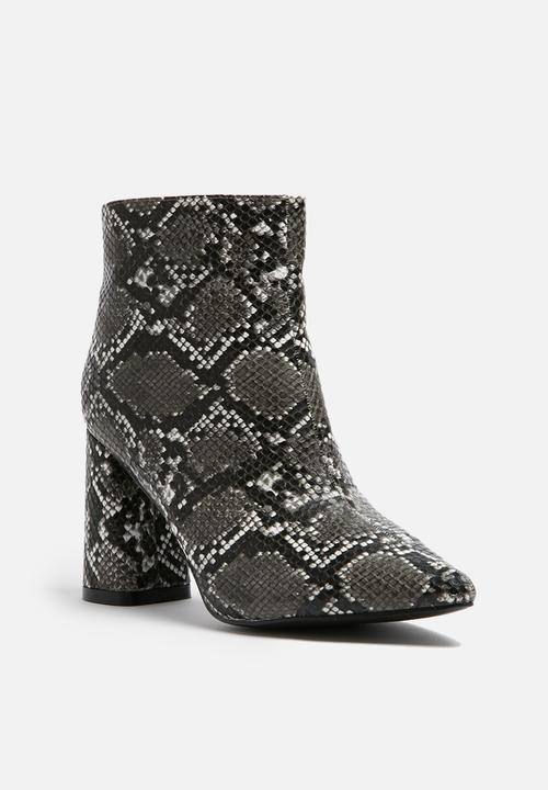 dailyfriday - Snake boot