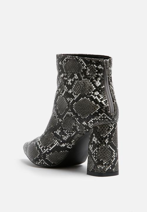 dailyfriday - Snake boot
