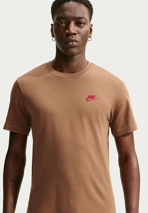 Nike - NSW Club Tee - Ale Brown/Tough Red
