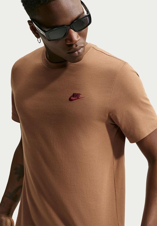 Nike - NSW Club Tee - Ale Brown/Tough Red