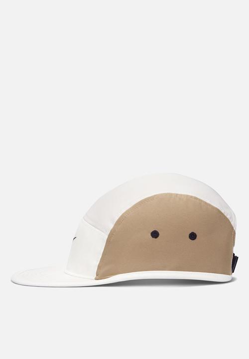 Nike - Nike Flydri-Fit Unstructured Swoosh Cap - Lt Orewood Brn/Anthracite/Black
