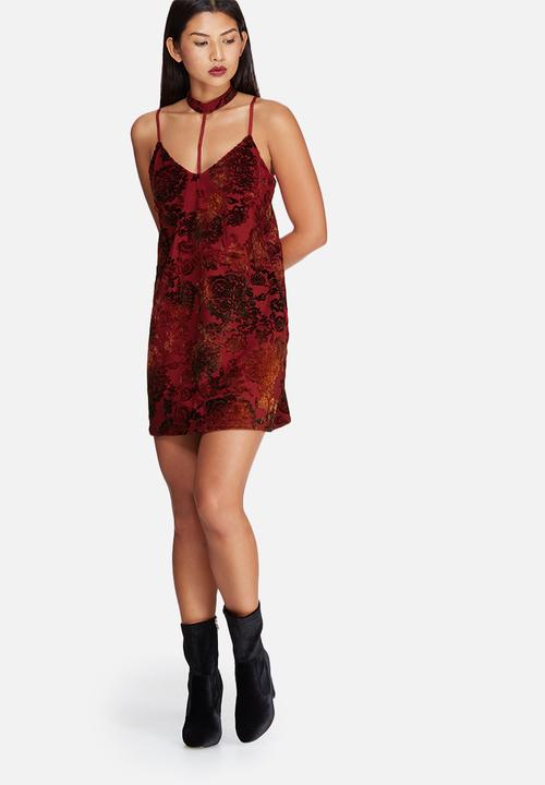 Strappy harness detail velvet trim shift dress - red