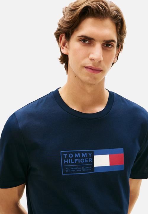 Tommy Hilfiger - BRAND LOVE TEXT BOX TEE - Desert Sky
