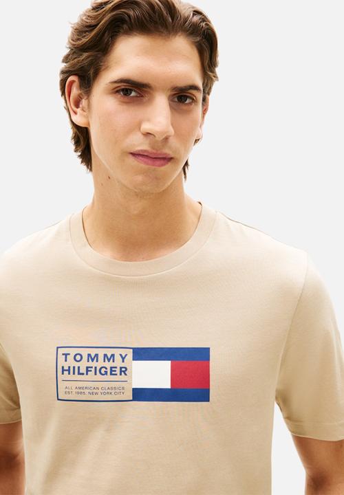 Tommy Hilfiger - BRAND LOVE TEXT BOX TEE - Sandalwood