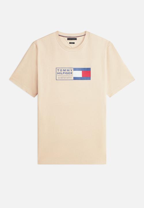 Tommy Hilfiger - BRAND LOVE TEXT BOX TEE - Sandalwood