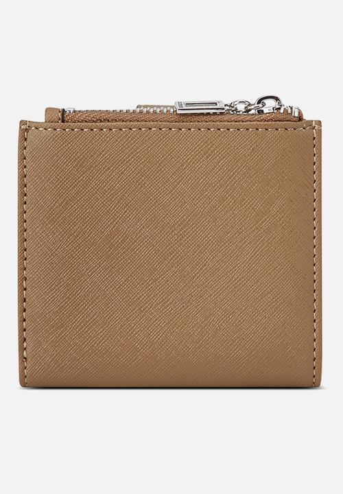 GUESS - Remy Sling Case Bag- Cocoa