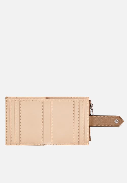 GUESS - Remy Sling Case Bag- Cocoa