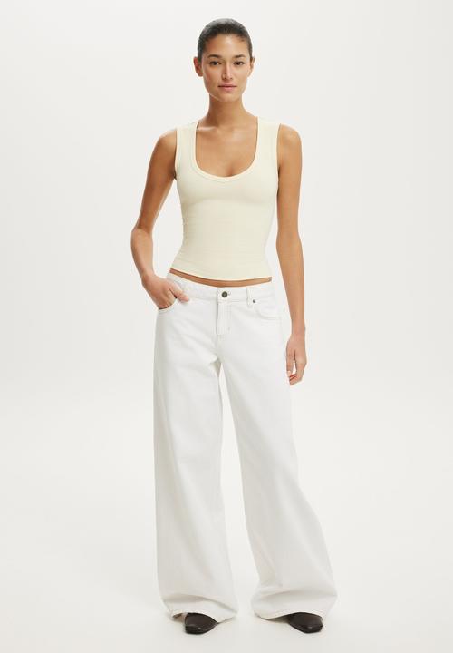 Cotton On - Hold Me V Neck Tank - Vanilla Glow