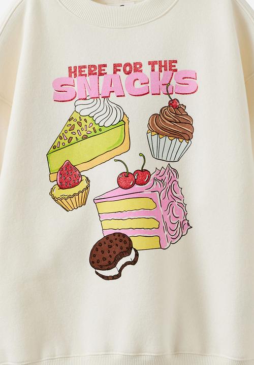 Cotton On - Sammy Oversized Crew - Dark Vanilla/Here Come The Snacks