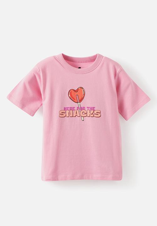 Cotton On - Essential Short Sleeve Graphic Tee - Strawberry Milk/Here For The Snacks