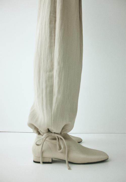 H&M - Crinkled barrel-leg trousers - light beige
