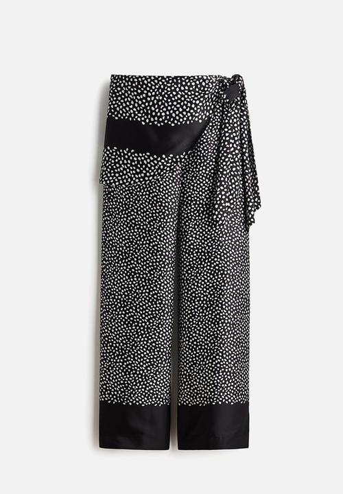 H&M - Skirt-layered trousers - black/spotted