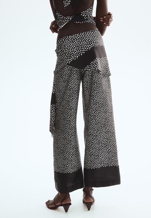 H&M - Skirt-layered trousers - black/spotted