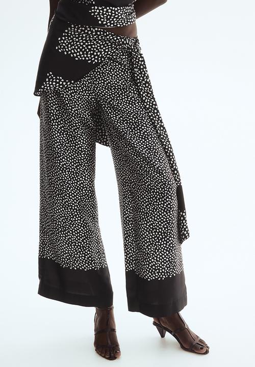 H&M - Skirt-layered trousers - black/spotted