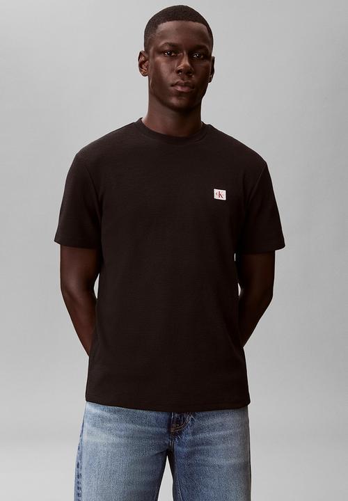 Calvin Klein - SS WAFFLE BADGE CREWNK TEE - Black